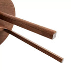 Table d'appoint ronde minimaliste à trois pieds en chêne massif de 50 cm de hauteur