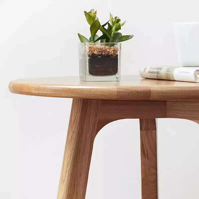 Table d'appoint ronde minimaliste à trois pieds en chêne massif de 50 cm de hauteur