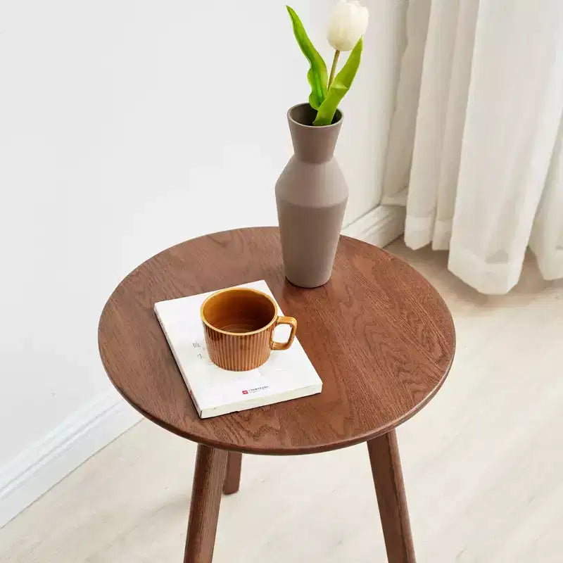 Table d'appoint ronde minimaliste à trois pieds en chêne massif de 50 cm de hauteur