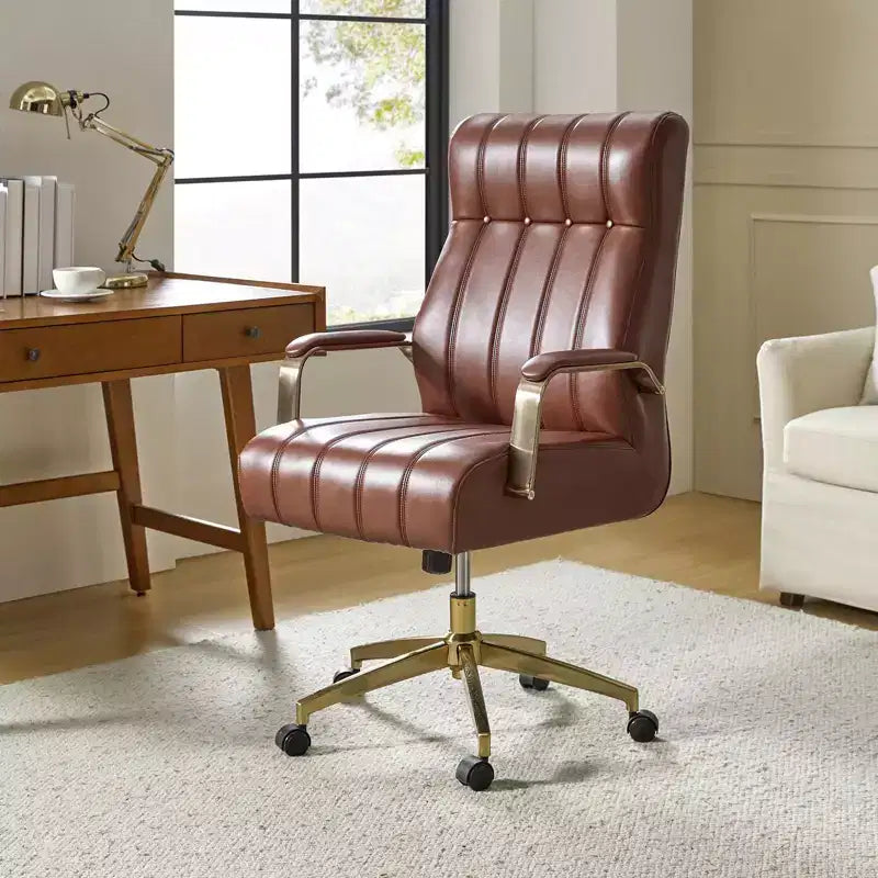 Chaise de bureau moderne en cuir pivotante et inclinable avec capitonnage en canal.
