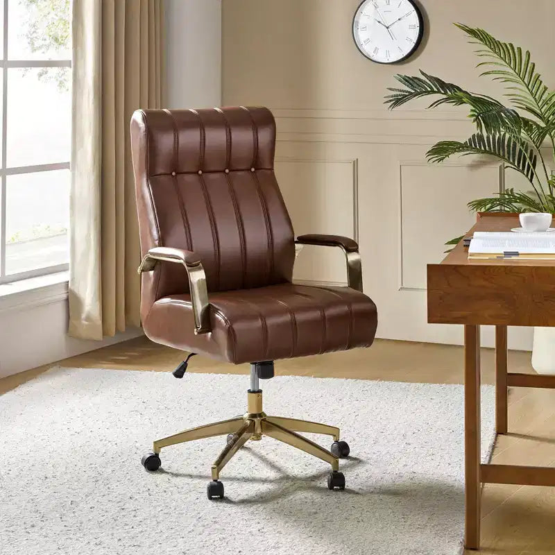 Chaise de bureau moderne en cuir pivotante et inclinable avec capitonnage en canal.
