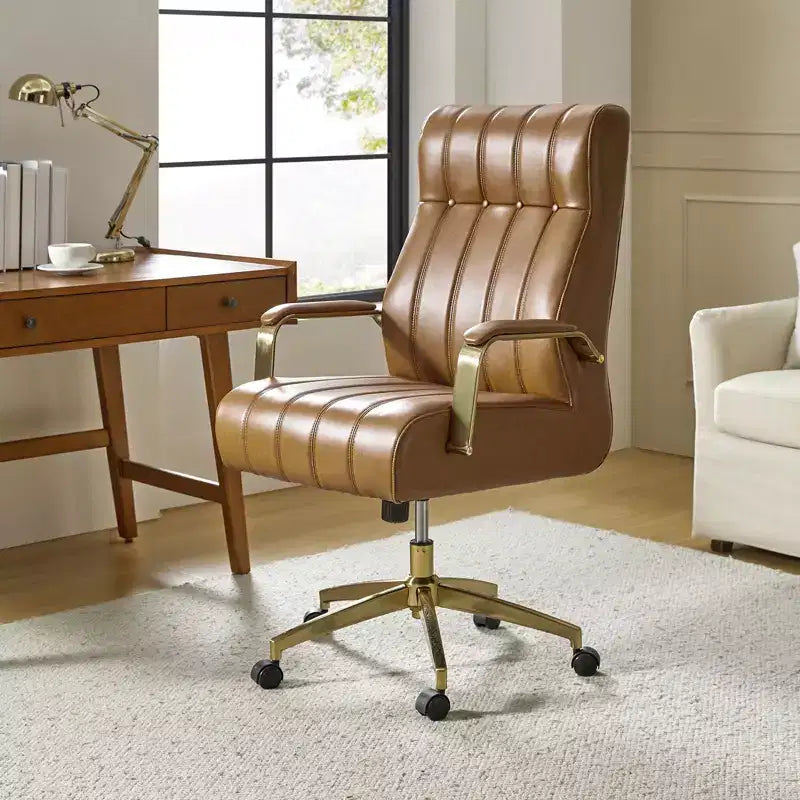 Chaise de bureau moderne en cuir pivotante et inclinable avec capitonnage en canal.