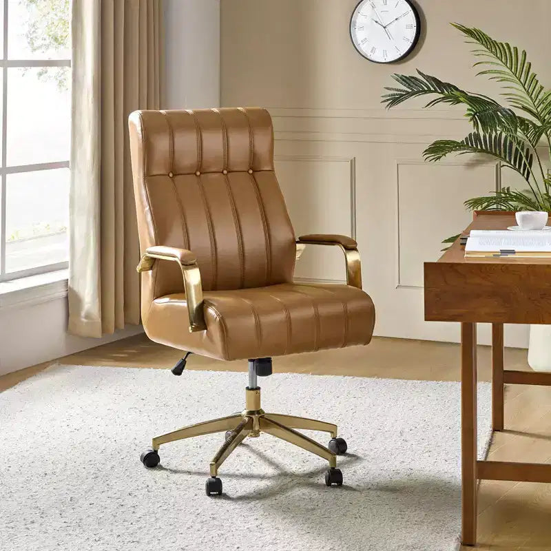 Chaise de bureau moderne en cuir pivotante et inclinable avec capitonnage en canal.