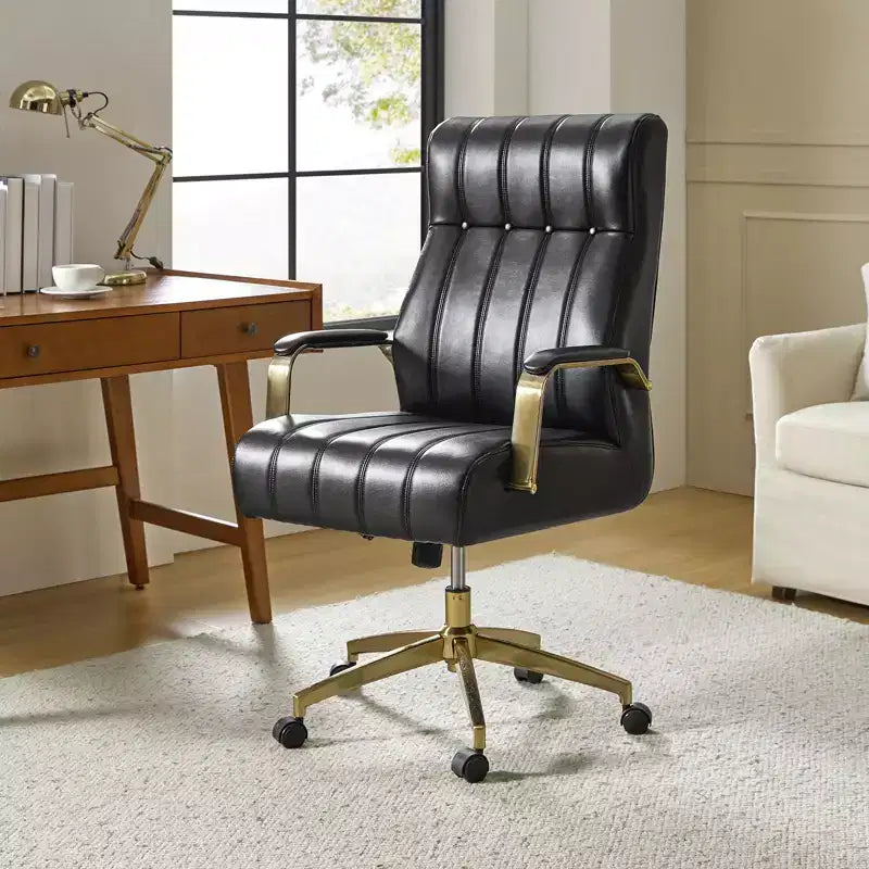 Chaise de bureau moderne en cuir pivotante et inclinable avec capitonnage en canal.