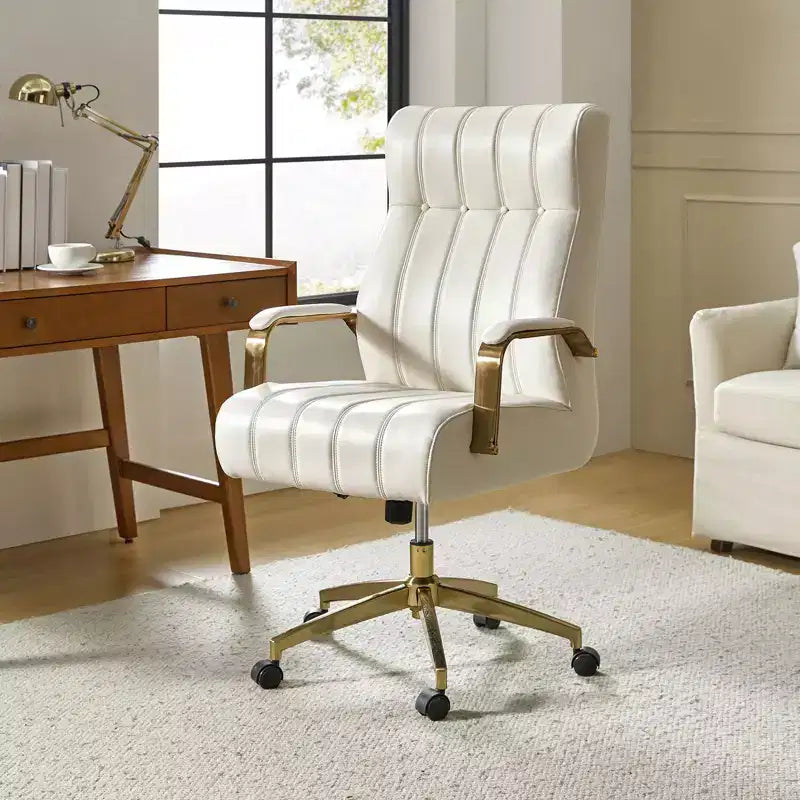 Chaise de bureau moderne en cuir pivotante et inclinable avec capitonnage en canal.