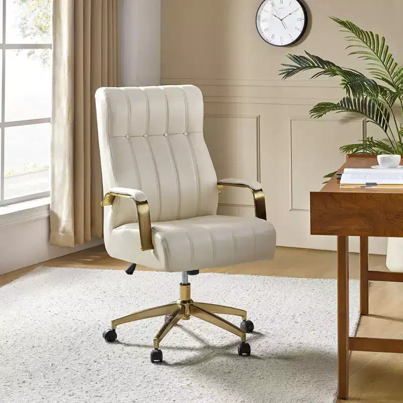 Chaise de bureau moderne en cuir pivotante et inclinable avec capitonnage en canal.