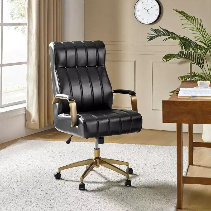Chaise de bureau moderne en cuir pivotante et inclinable avec capitonnage en canal.