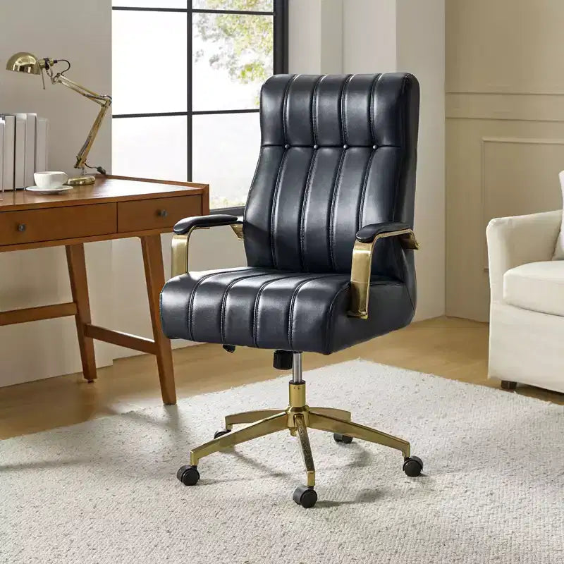 Chaise de bureau moderne en cuir pivotante et inclinable avec capitonnage en canal.