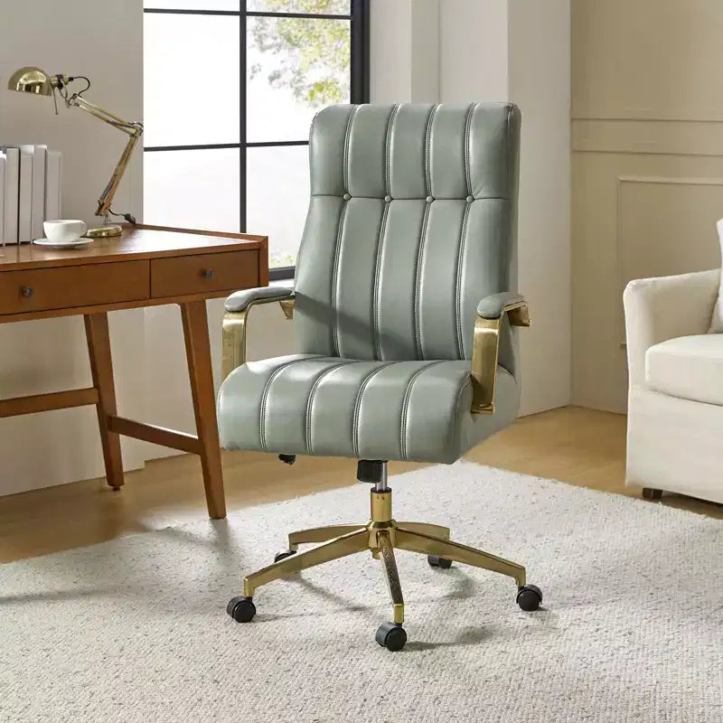 Chaise de bureau moderne en cuir pivotante et inclinable avec capitonnage en canal.
