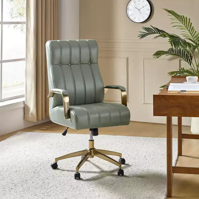 Chaise de bureau moderne en cuir pivotante et inclinable avec capitonnage en canal.